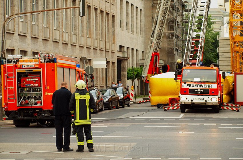 Person auf Baukran Koeln Christophstr P021.JPG